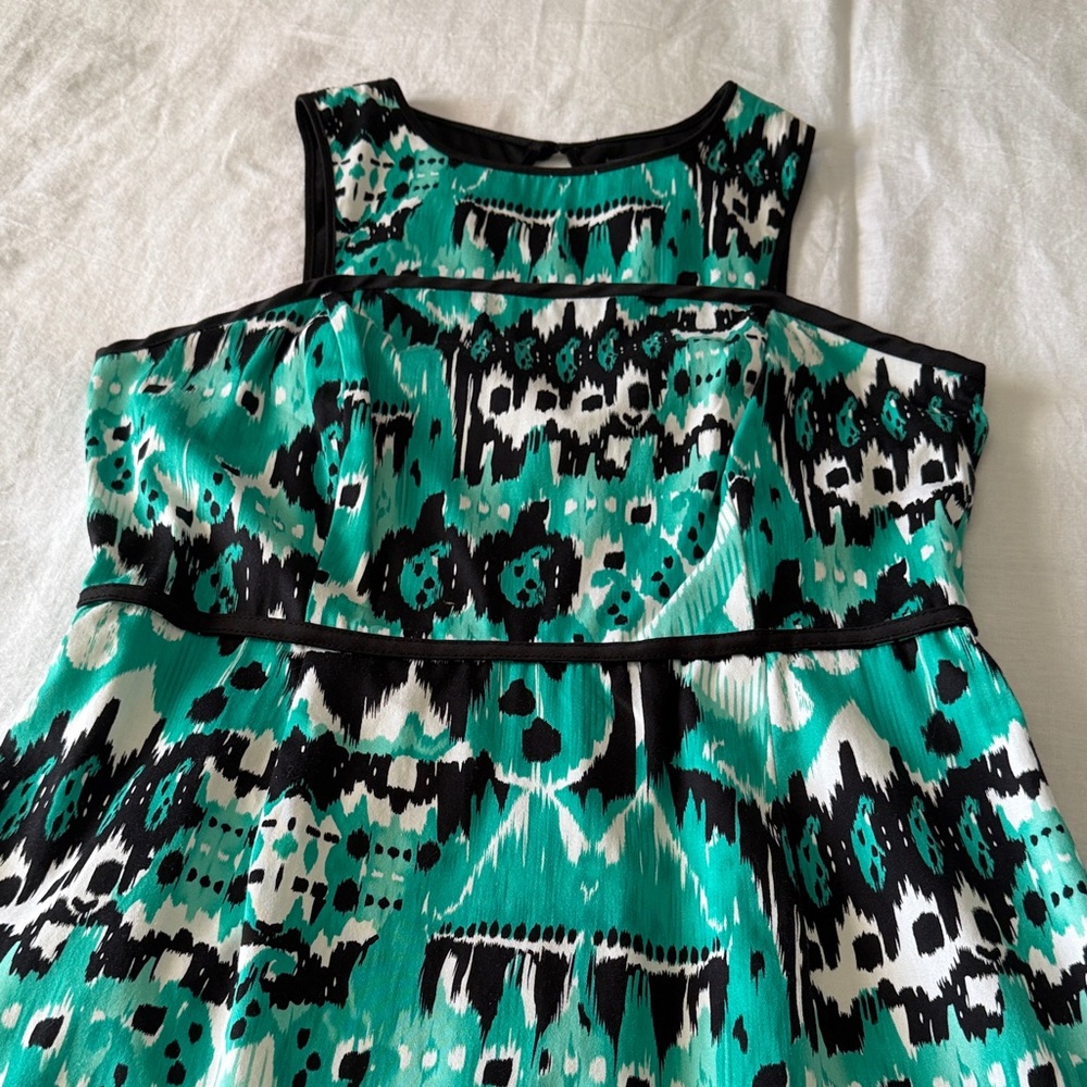 Size 4 Gabby & Skye Stylish Green and Black Dress with cut out back